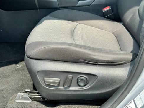 Used 2021 Toyota RAV4 XLE AWD/4WD image 18