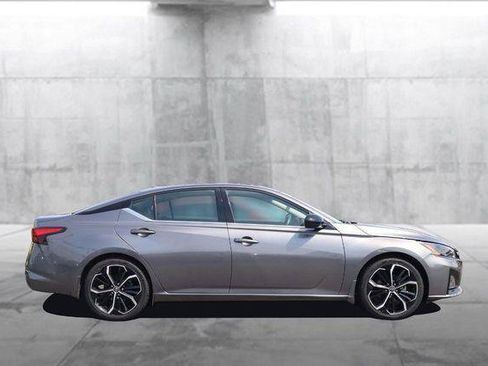 Used 2023 Nissan Altima 2.5 SR w/ SR Premium Package FWD image 4
