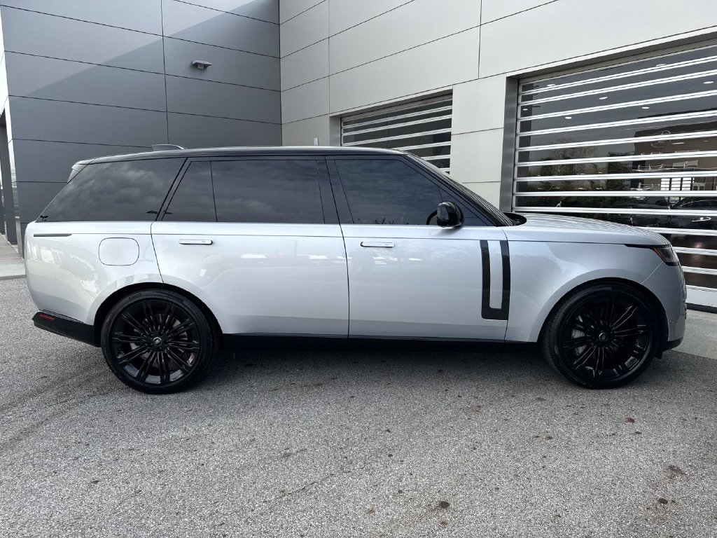 Used 2025 Land Rover Range Rover Long Wheelbase SE AWD/4WD image 9