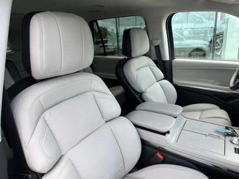 New 2026 Lincoln Navigator Premiere AWD/4WD image 19