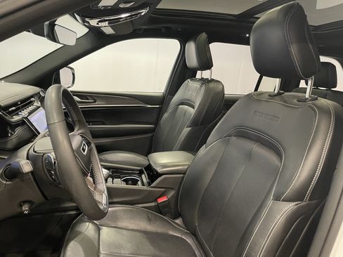 Used 2023 Jeep Grand Cherokee Overland AWD/4WD image 14