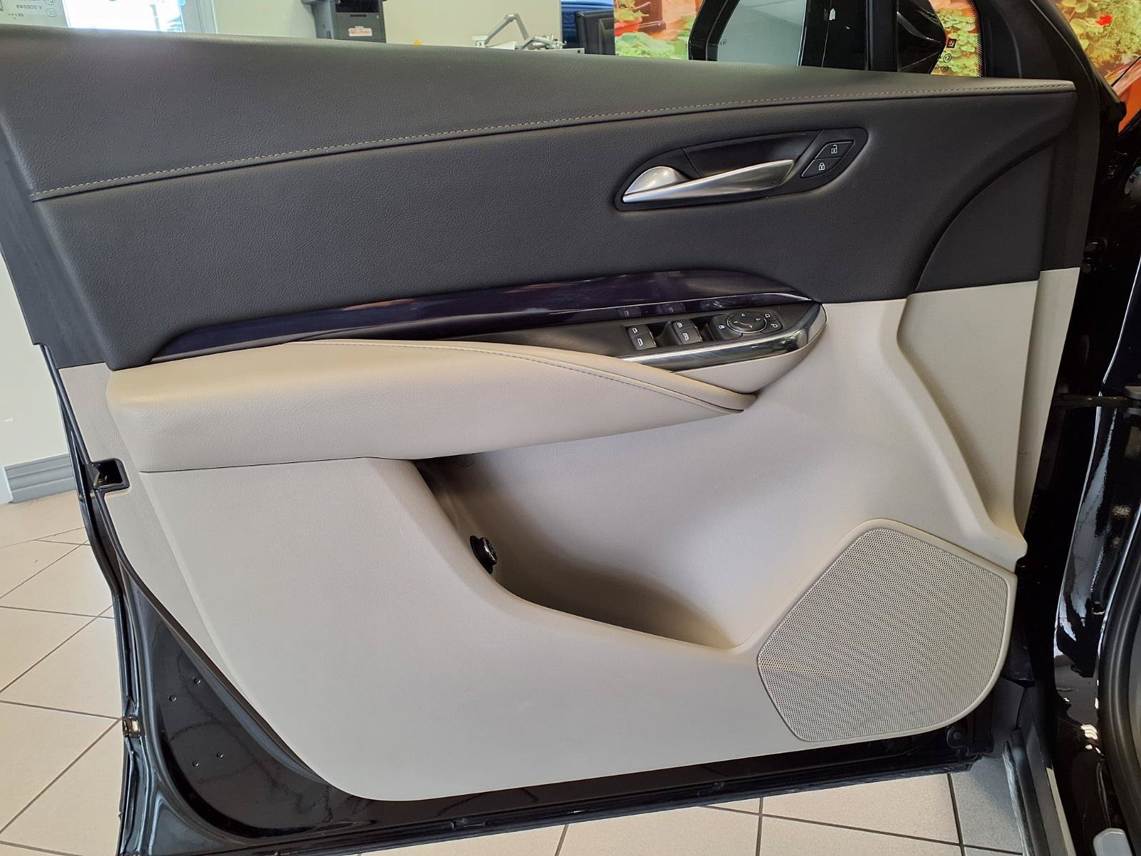 Used 2023 Cadillac XT4 Luxury w/ Cold Weather Package AWD/4WD image 19