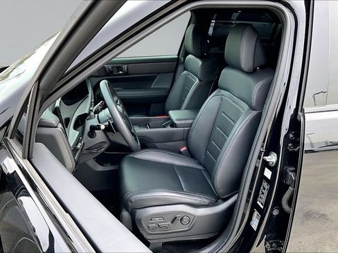 Used 2025 Hyundai Santa Fe Calligraphy AWD/4WD image 3