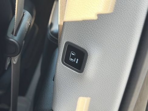Used 2023 Chrysler Pacifica Touring-L FWD image 18
