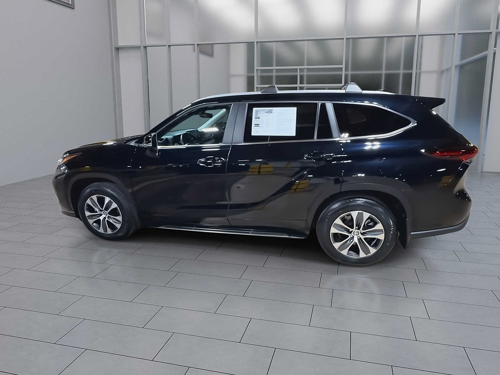 Used 2024 Toyota Highlander XLE AWD/4WD image 6