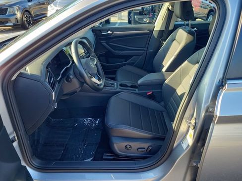 Certified 2023 Volkswagen Jetta SE w/ Panoramic Sunroof Package FWD image 17