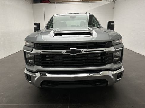 Used 2024 Chevrolet Silverado 2500 LT w/ Convenience Package image 3