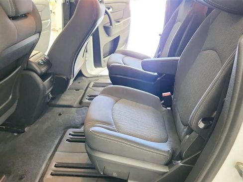 Used 2017 Chevrolet Traverse LT w/ Style and Technology Package FWD image 33