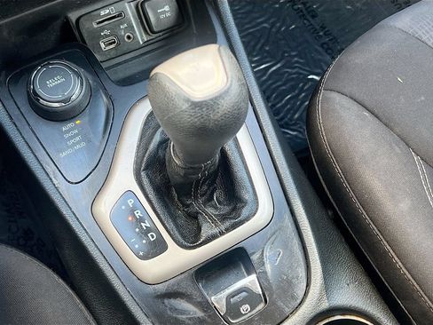 Used 2015 Jeep Cherokee Latitude AWD/4WD image 16