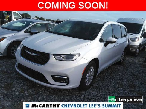 Used 2023 Chrysler Pacifica Touring-L FWD image 1