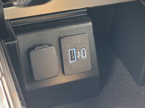 Used 2022 Ford Explorer XLT w/ Equipment Group 202A image 24