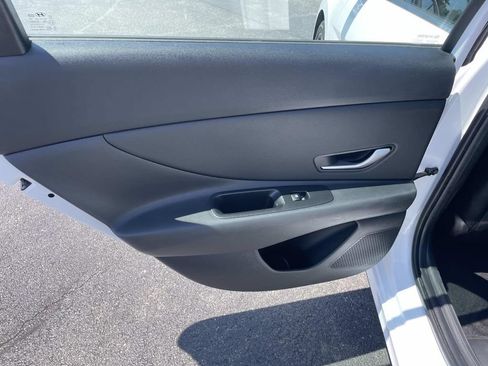 Used 2023 Hyundai Elantra Limited w/ Preferred Accessory Package FWD image 15