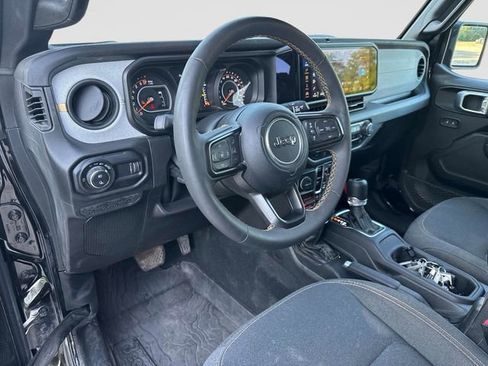 Used 2024 Jeep Gladiator Mojave AWD/4WD image 11