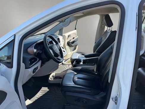 Used 2020 Chrysler Voyager Lxi FWD image 11
