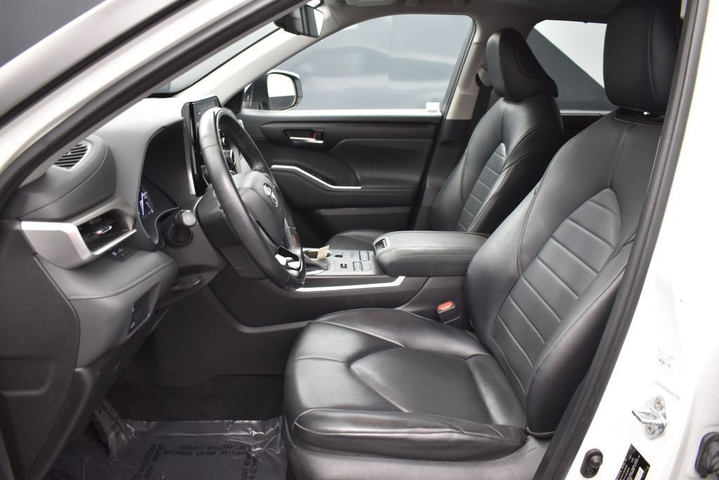 Used 2021 Toyota Highlander XLE AWD/4WD image 11