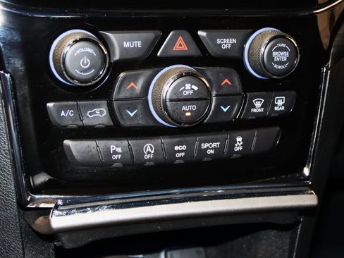 Used 2019 Jeep Grand Cherokee Altitude image 41