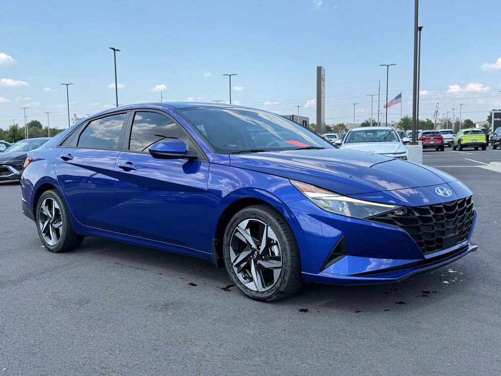 Used 2023 Hyundai Elantra SEL w/ Convenience Package FWD image 3