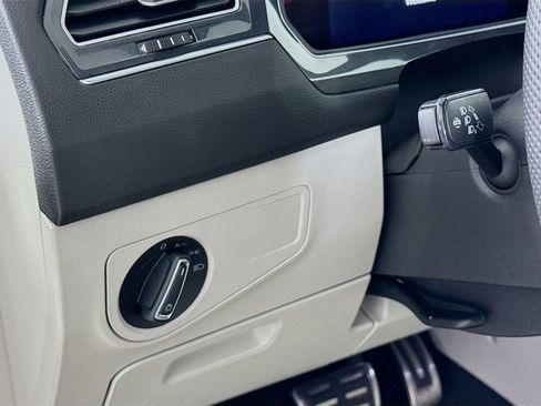 Certified 2022 Volkswagen Tiguan SE R-Line image 13