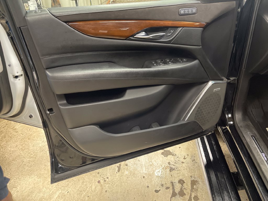 Used 2018 Cadillac Escalade ESV Premium Luxury w/ LPO, Radiant Package AWD/4WD image 15