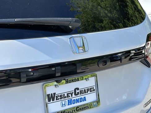 Used 2025 Honda Pilot Touring image 11