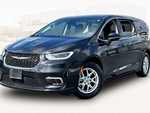 Used 2023 Chrysler Pacifica Touring-L FWD image 1