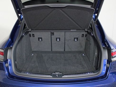 Used 2022 Porsche Macan w/ Premium Package Plus image 14