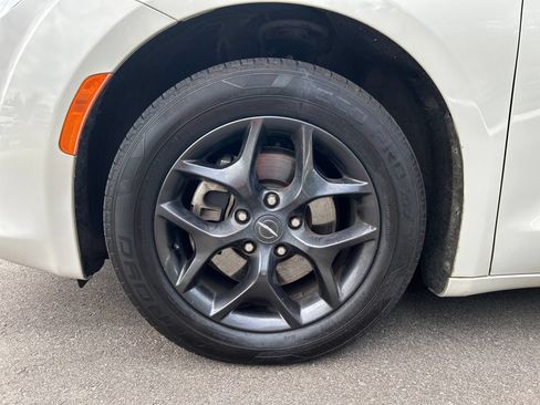 Used 2020 Chrysler Pacifica Touring w/ S Appearance Package FWD image 10