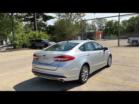Used 2017 Ford Fusion SE w/ Fusion SE Technology Package FWD image 5