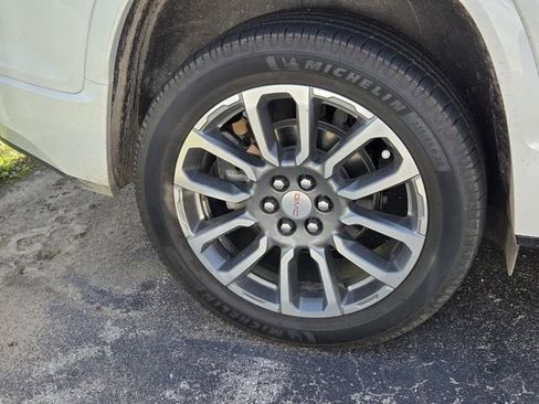 Used 2021 GMC Acadia Denali w/ Denali Technology Package FWD image 9
