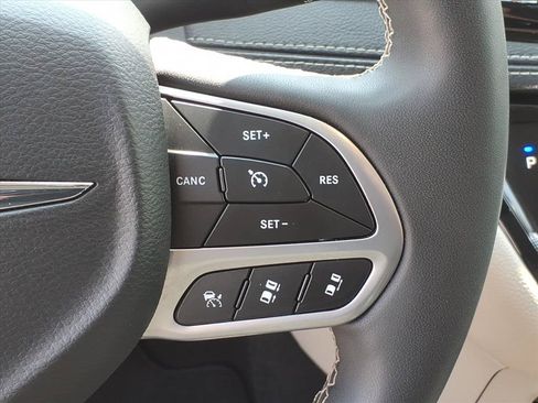 Used 2024 Chrysler Pacifica Limited FWD image 25