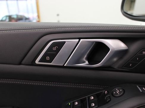 Used 2025 BMW X5 xDrive40i w/ Climate Comfort Package image 34