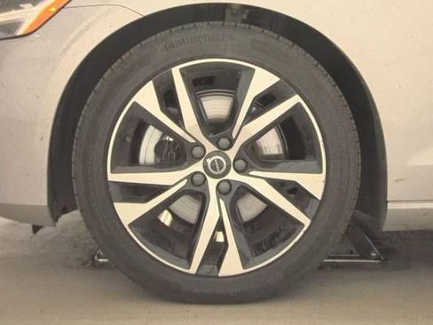 Used 2025 Volvo S60 B5 Core image 9