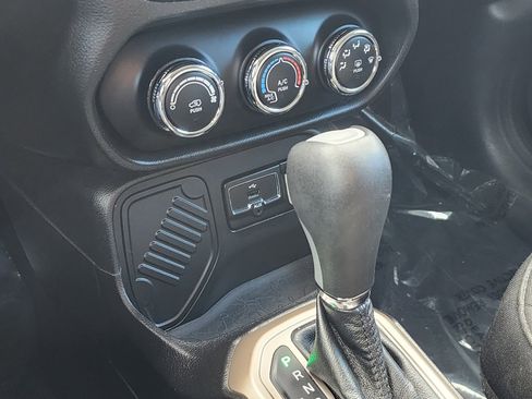 Used 2017 Jeep Renegade Sport w/ Power & Air Group image 21