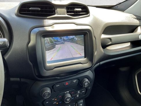 Used 2018 Jeep Renegade Latitude FWD image 19
