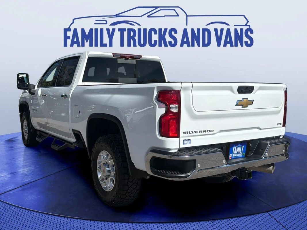 Used 2024 Chevrolet Silverado 2500 LTZ w/ LTZ Premium Package AWD/4WD image 3