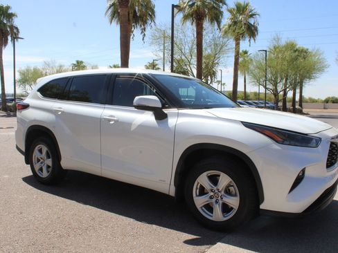 Used 2022 Toyota Highlander LE AWD/4WD image 11