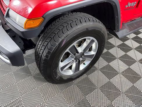 Used 2019 Jeep Wrangler Unlimited Sahara AWD/4WD image 9