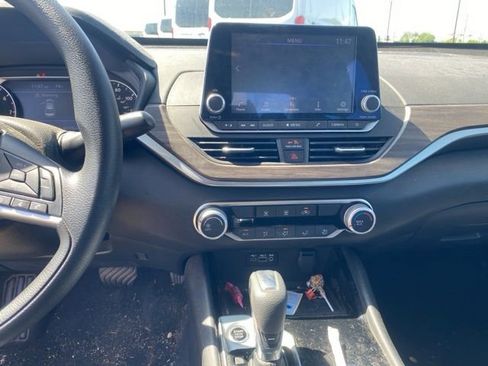 Used 2024 Nissan Altima 2.5 SV FWD image 11