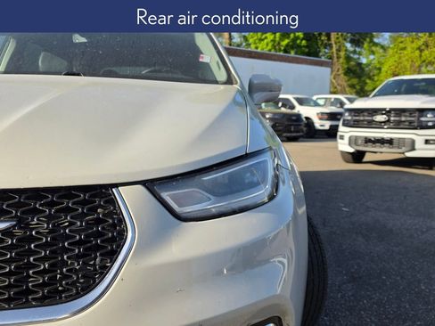 Used 2021 Chrysler Pacifica Touring-L w/ Uconnect Theater Family Group image 10