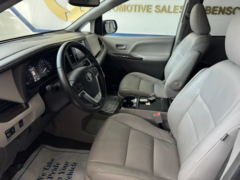 Used 2016 Toyota Sienna XLE FWD image 23