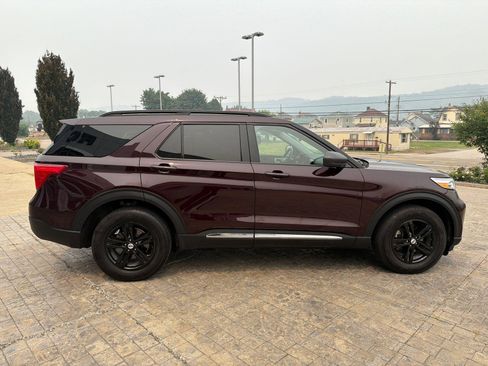 Used 2023 Ford Explorer XLT w/ Equipment Group 202A AWD/4WD image 9