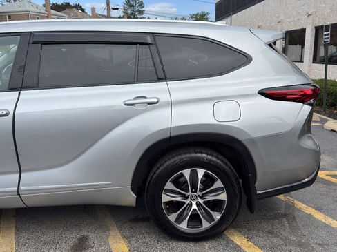 Used 2021 Toyota Highlander XLE AWD/4WD image 7