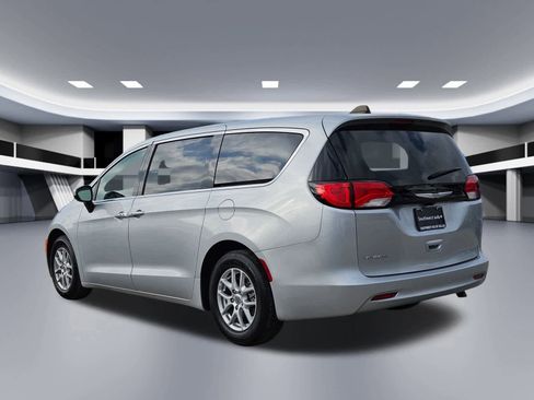 Used 2023 Chrysler Voyager LX image 4