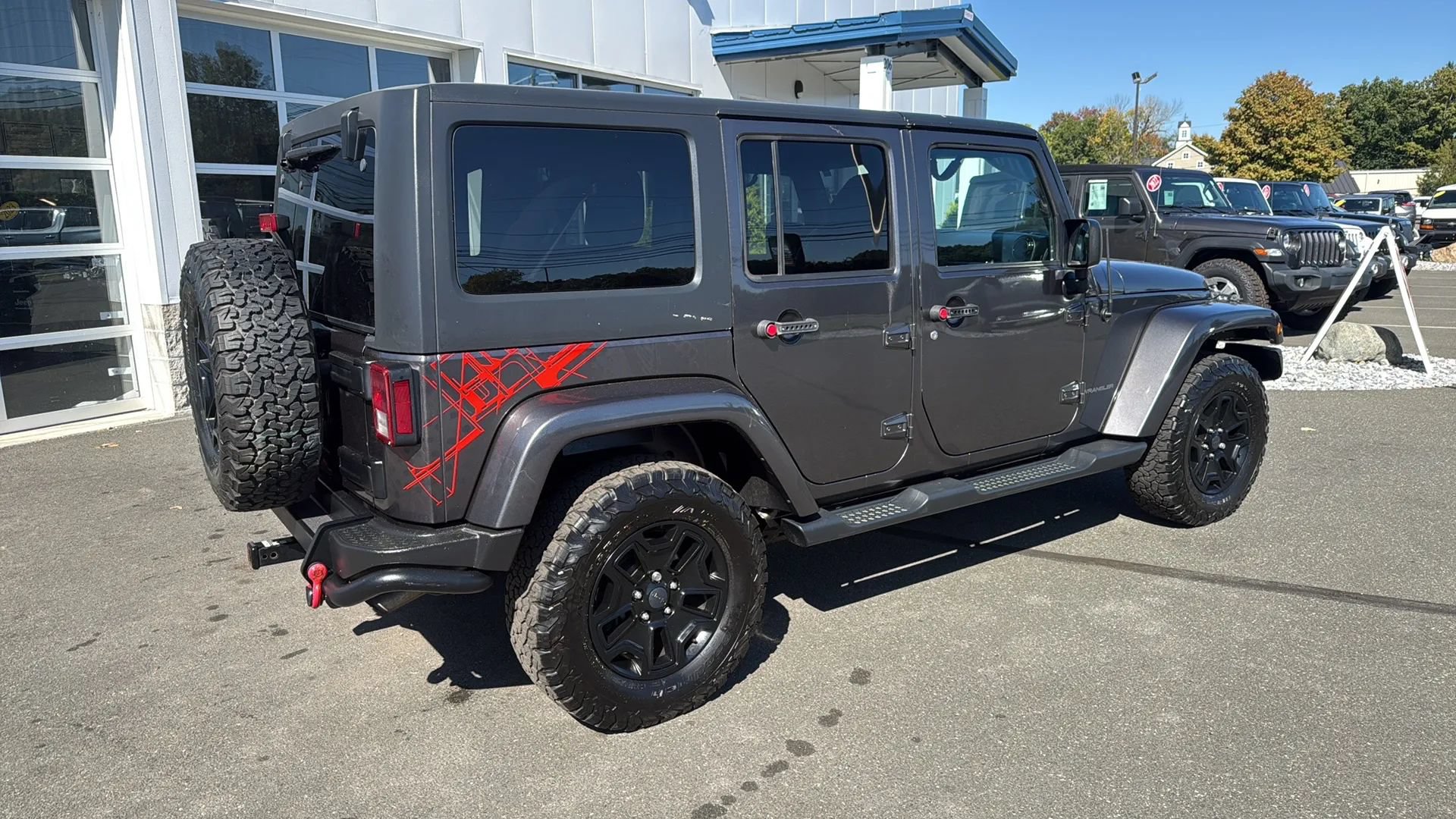 Used 2016 Jeep Wrangler Unlimited Sahara AWD/4WD image 3