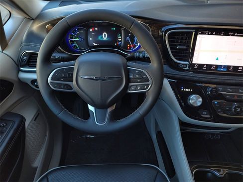 Used 2022 Chrysler Pacifica Limited image 15