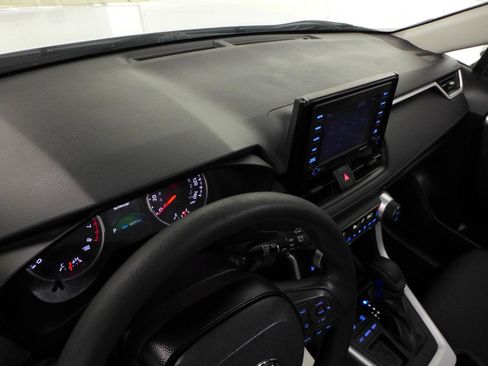 Used 2021 Toyota RAV4 XLE w/ Convenience Package FWD image 17