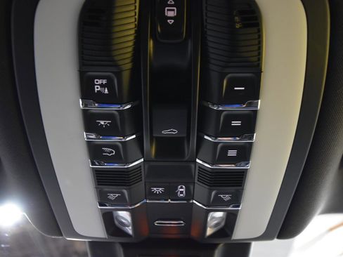 Used 2018 Porsche Macan image 42