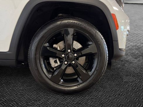 Used 2024 Jeep Grand Cherokee L Altitude AWD/4WD image 11