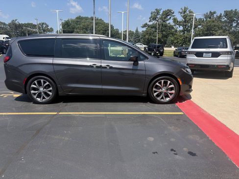 Used 2018 Chrysler Pacifica Touring-L Plus w/ S Appearance Package FWD image 4