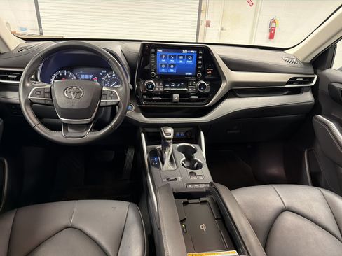Used 2022 Toyota Highlander XLE FWD image 26